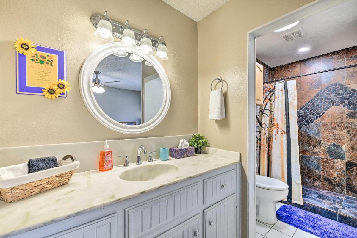 Sunny Lakefront Family Paradise with Deck and 2 Kayaks - Housity