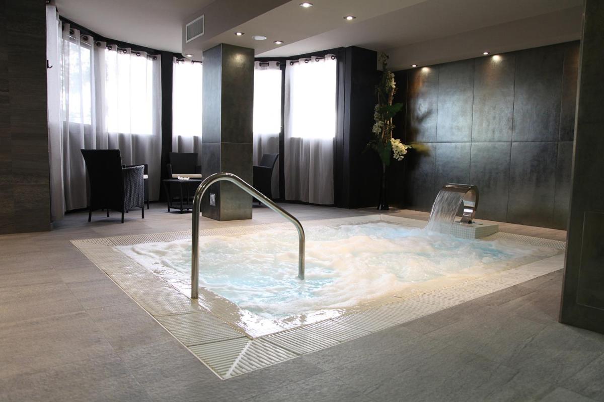 une baignoire avec fontaine dans une chambre dans l'établissement Hotel Palladia, à Toulouse