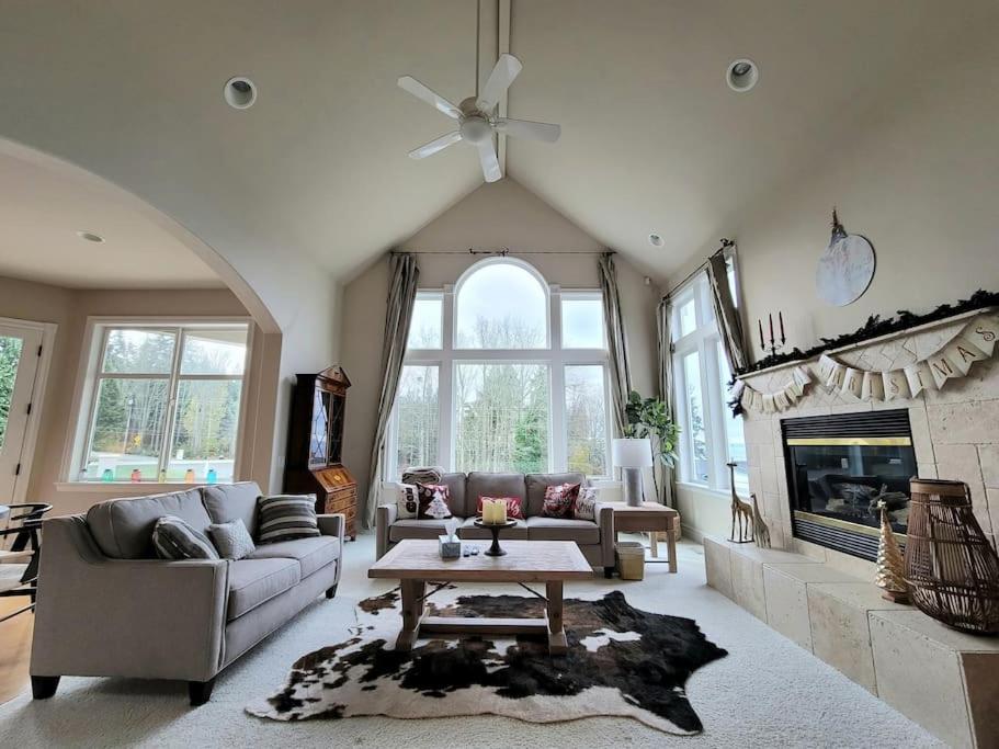 Luxury Mountain top castle house w/ocean view - Housity