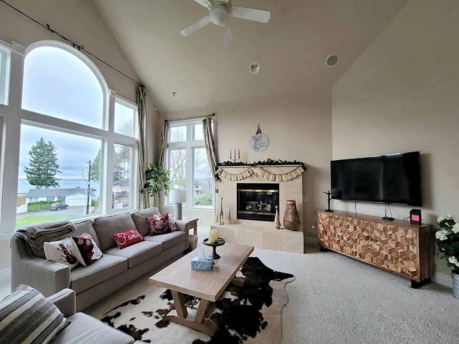 Luxury Mountain top castle house w/ocean view - Housity