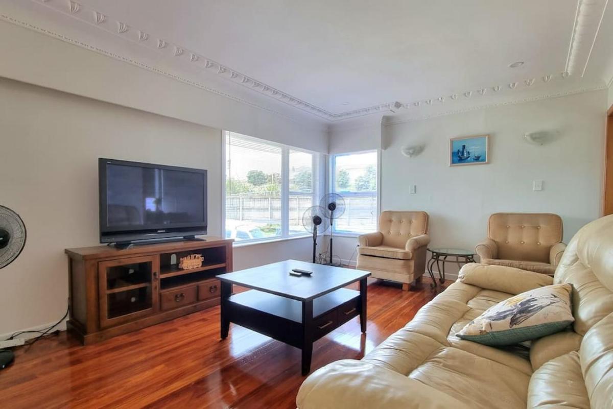 Family Gem in Hillsborough with Free Parking - Housity