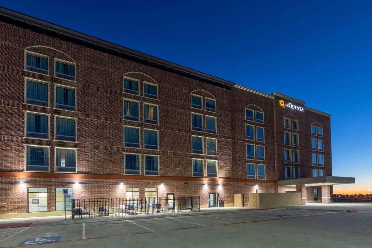 La Quinta Inn & Suites by Wyndham Dallas - Frisco Stadium - Housity