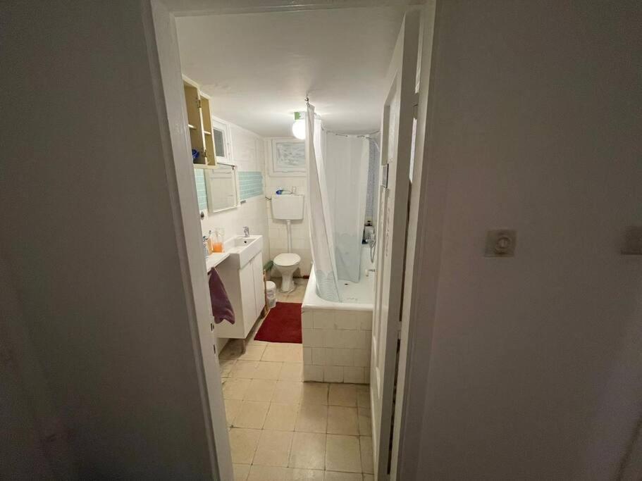 Private Room with balcony in the heart of Haifa - Housity