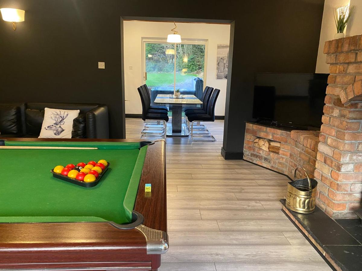 Luxury Manor, Private, Double Garage, Hot tub, Wifi - Housity
