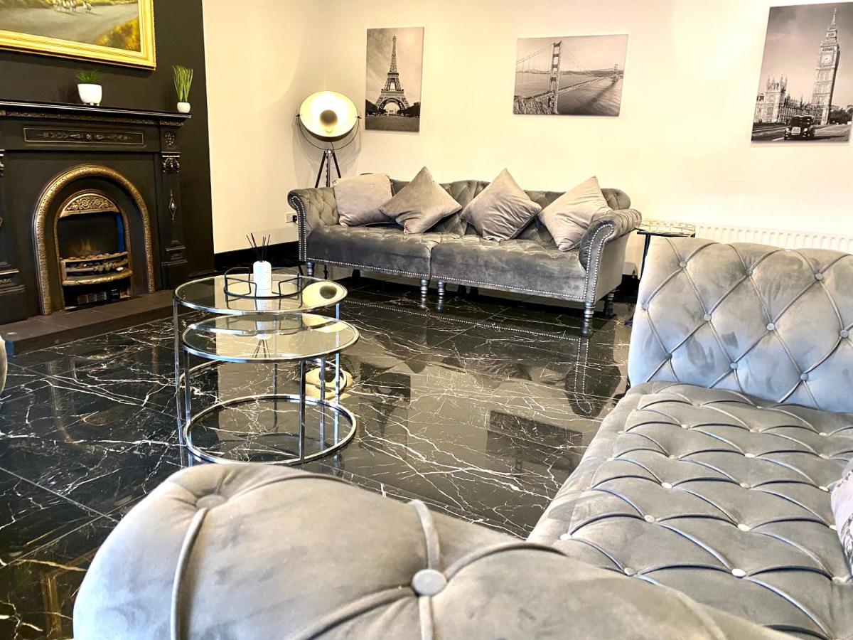 Luxury Manor, Private, Double Garage, Hot tub, Wifi - Housity