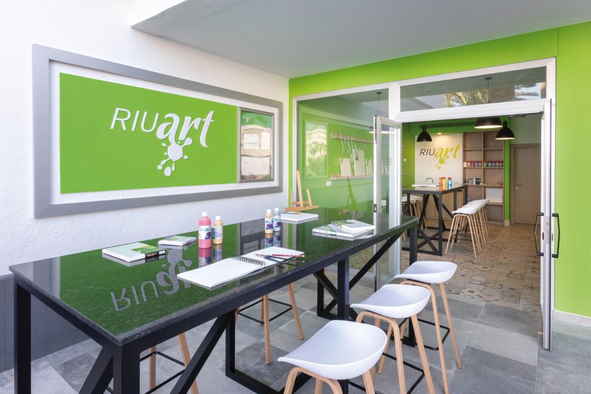 Un restaurante o sitio para comer en Hotel Riu Paraiso Lanzarote - All Inclusive