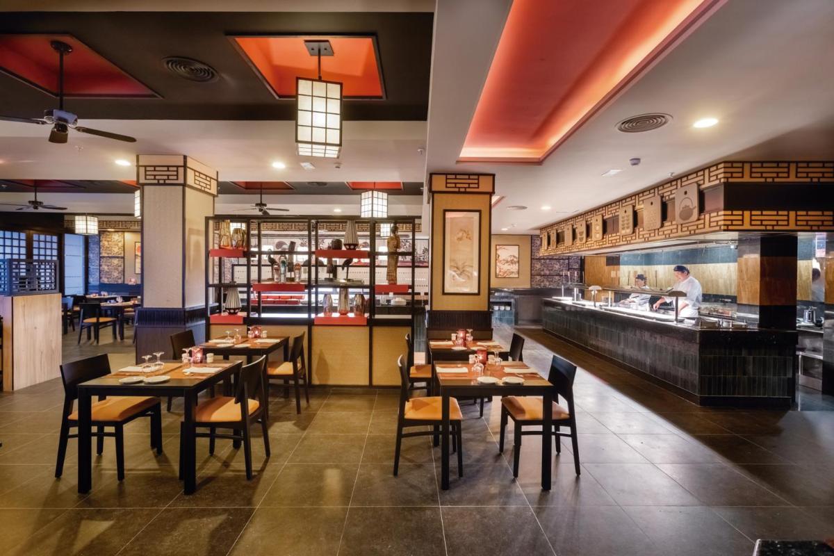 Un restaurante o sitio para comer en Hotel Riu Paraiso Lanzarote - All Inclusive