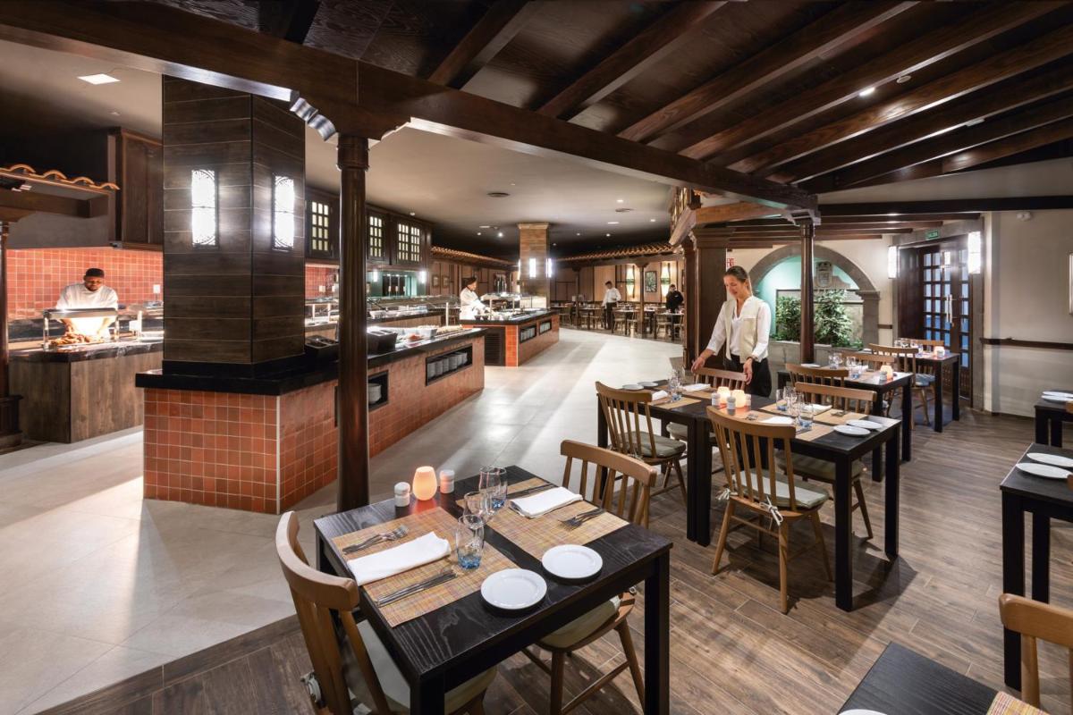 Un restaurante o sitio para comer en Hotel Riu Paraiso Lanzarote - All Inclusive