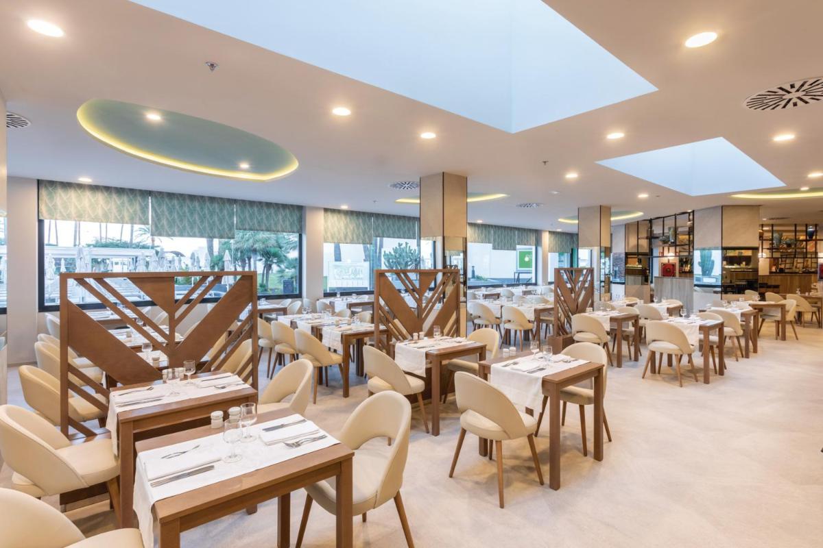 Un restaurante o sitio para comer en Hotel Riu Paraiso Lanzarote - All Inclusive