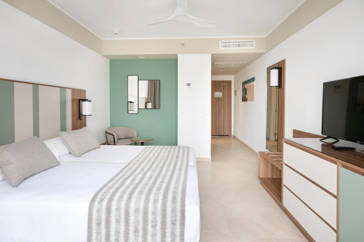 Una televisión o centro de entretenimiento en Hotel Riu Paraiso Lanzarote - All Inclusive