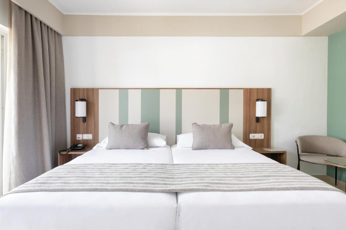 Cama o camas de una habitación en Hotel Riu Paraiso Lanzarote - All Inclusive