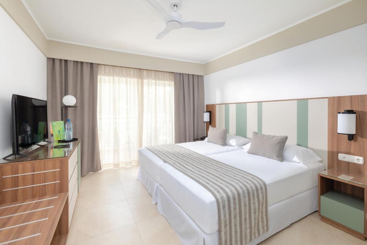 Cama o camas de una habitación en Hotel Riu Paraiso Lanzarote - All Inclusive