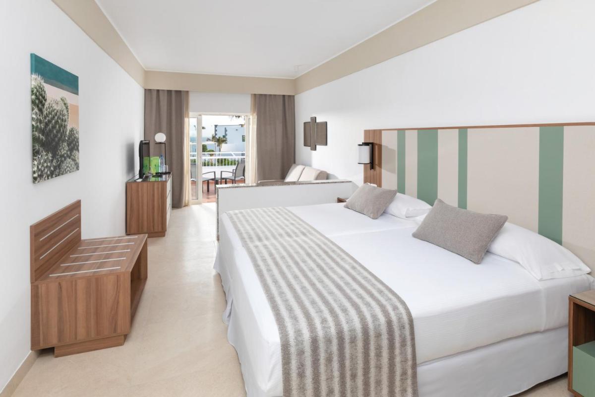 Cama o camas de una habitación en Hotel Riu Paraiso Lanzarote - All Inclusive