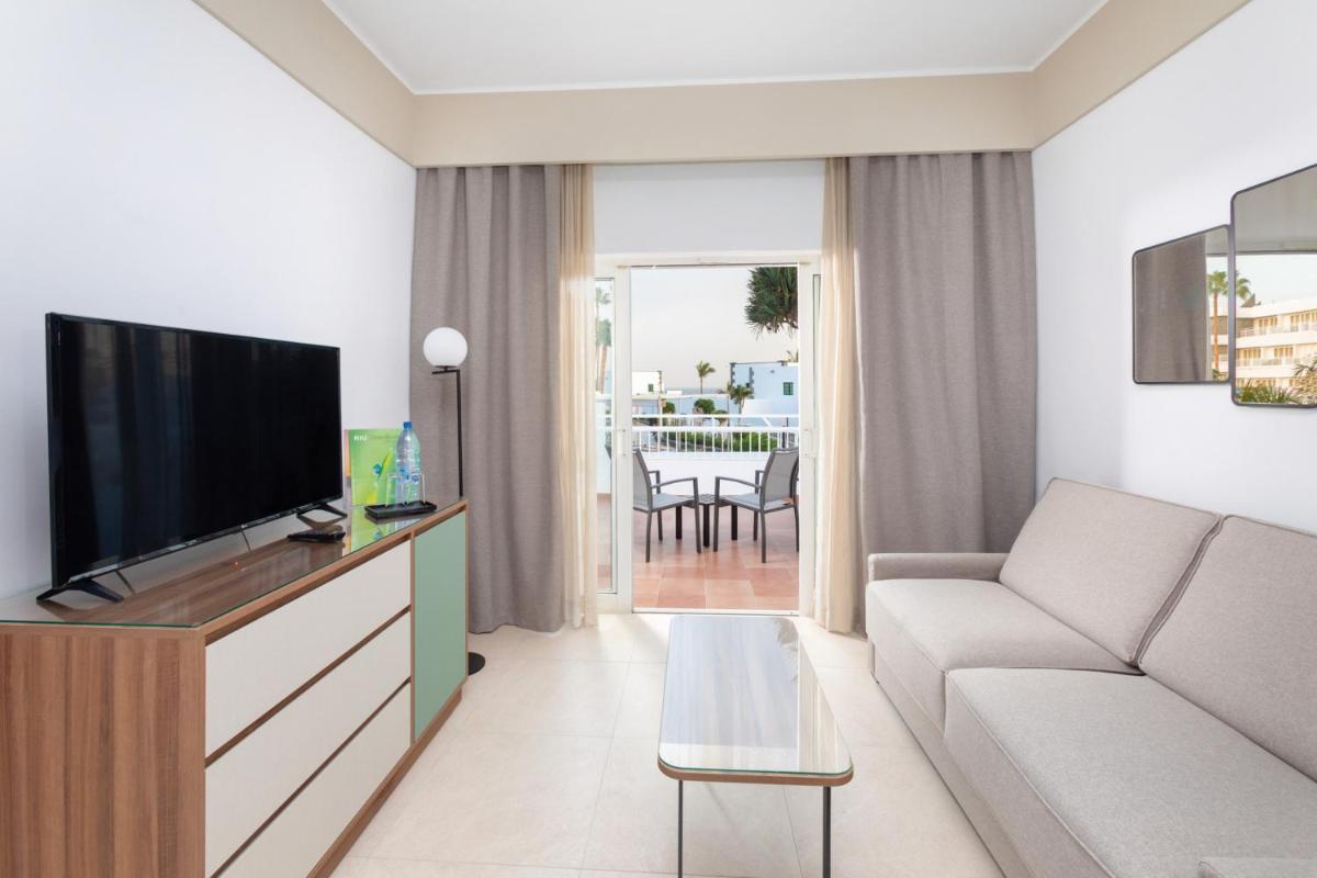 Una televisión o centro de entretenimiento en Hotel Riu Paraiso Lanzarote - All Inclusive