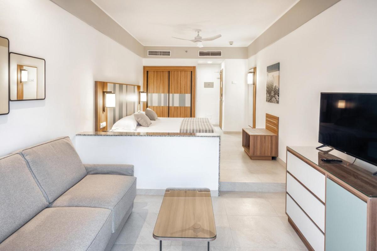 Una televisión o centro de entretenimiento en Hotel Riu Paraiso Lanzarote - All Inclusive