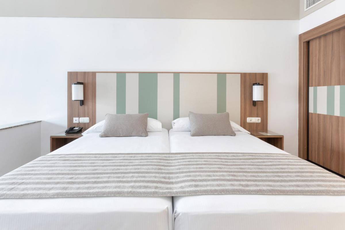 Cama o camas de una habitación en Hotel Riu Paraiso Lanzarote - All Inclusive