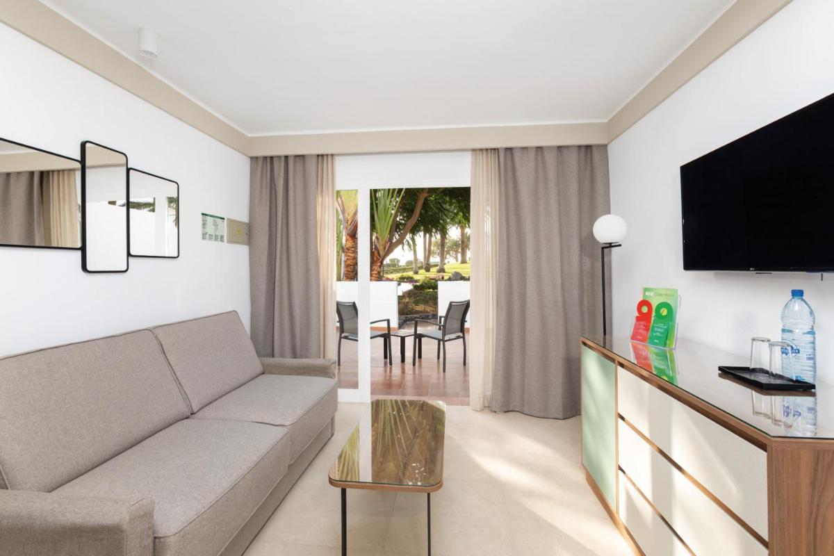 Una televisión o centro de entretenimiento en Hotel Riu Paraiso Lanzarote - All Inclusive