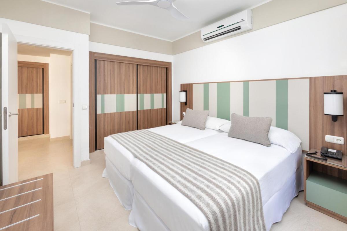 Cama o camas de una habitación en Hotel Riu Paraiso Lanzarote - All Inclusive