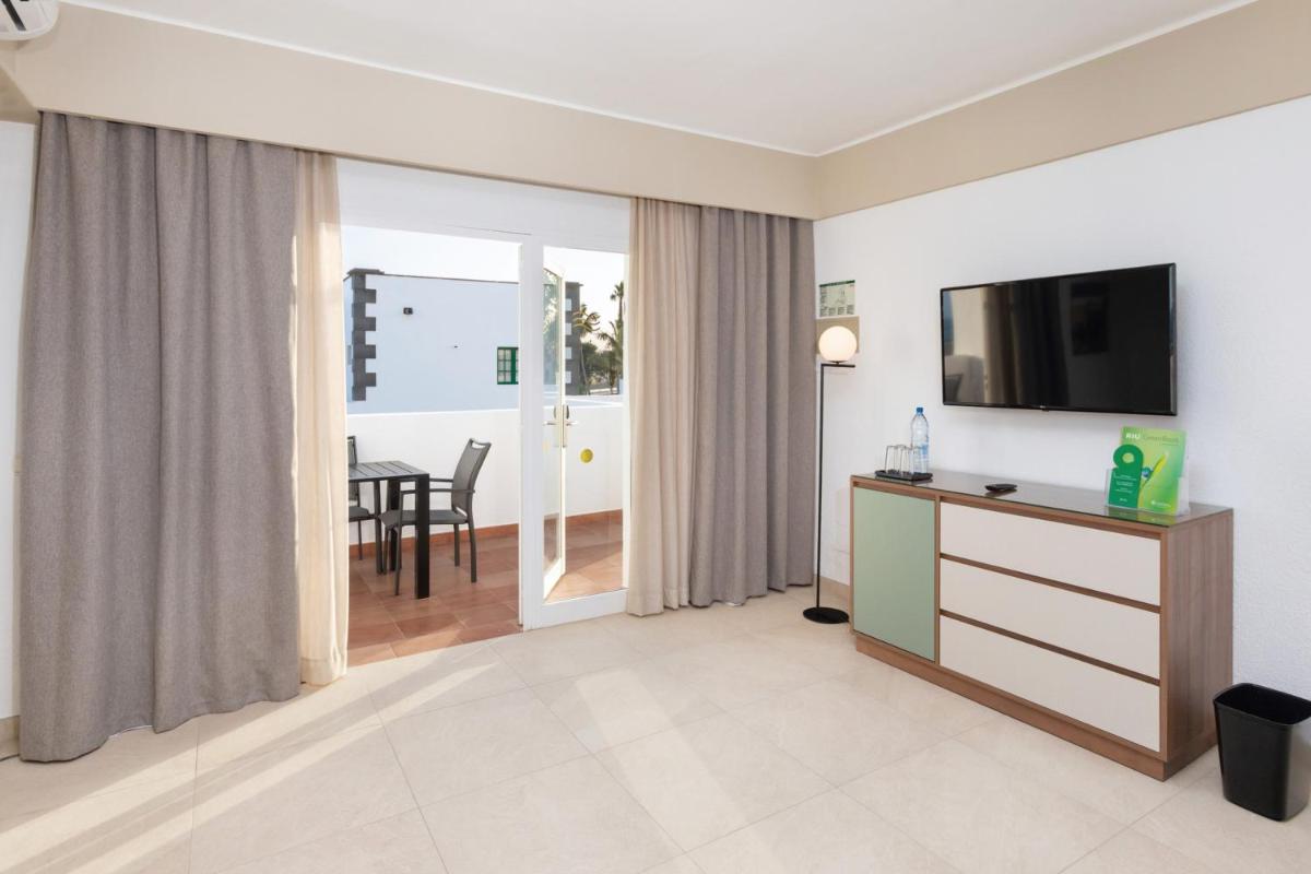 Una televisión o centro de entretenimiento en Hotel Riu Paraiso Lanzarote - All Inclusive