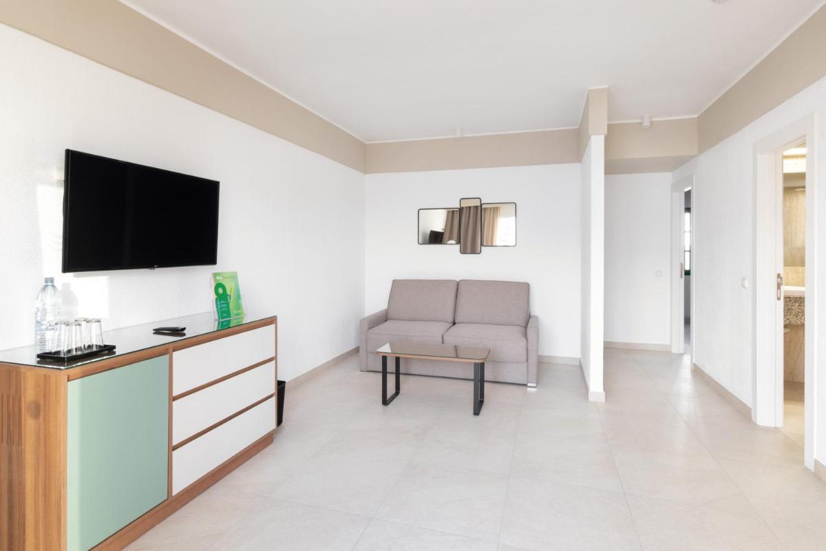 Una televisión o centro de entretenimiento en Hotel Riu Paraiso Lanzarote - All Inclusive