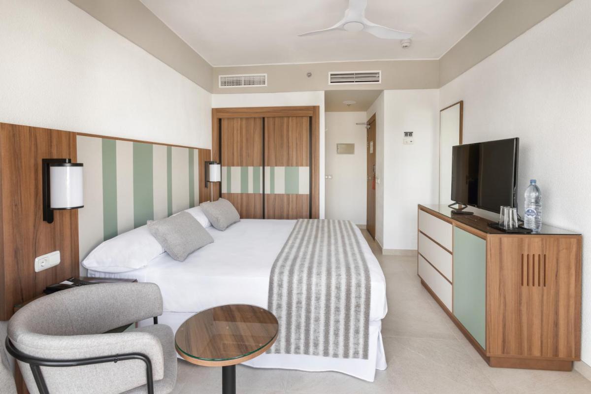 Una televisión o centro de entretenimiento en Hotel Riu Paraiso Lanzarote - All Inclusive