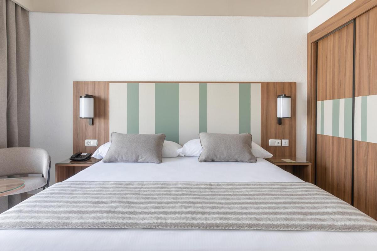 Cama o camas de una habitación en Hotel Riu Paraiso Lanzarote - All Inclusive