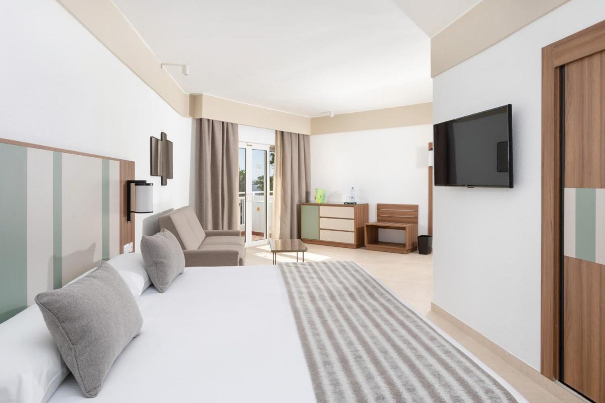 Cama o camas de una habitación en Hotel Riu Paraiso Lanzarote - All Inclusive
