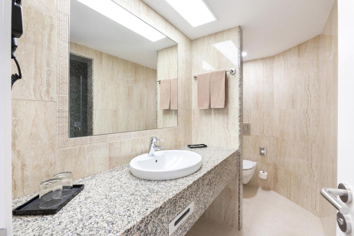 Un baño de Hotel Riu Paraiso Lanzarote - All Inclusive