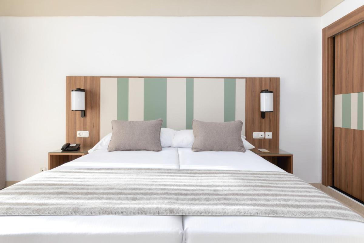 Cama o camas de una habitación en Hotel Riu Paraiso Lanzarote - All Inclusive