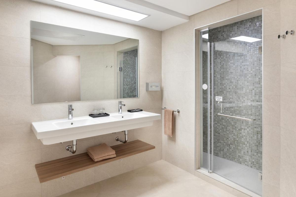 Un baño de Hotel Riu Paraiso Lanzarote - All Inclusive