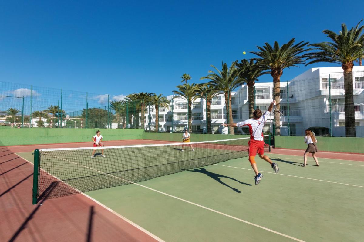 Instalaciones para jugar a tenis o squash en Hotel Riu Paraiso Lanzarote - All Inclusive o alrededores