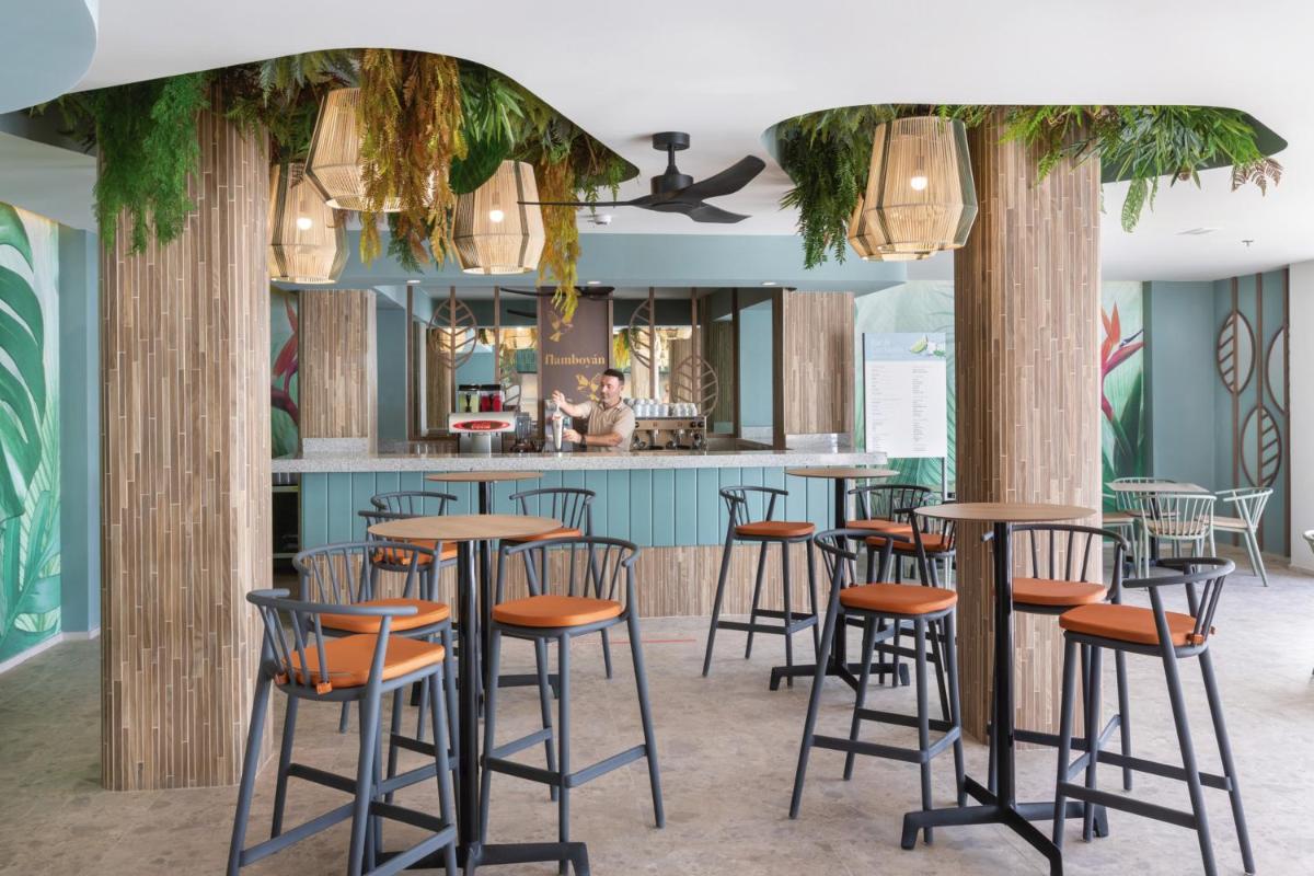 Un restaurante o sitio para comer en Hotel Riu Paraiso Lanzarote - All Inclusive