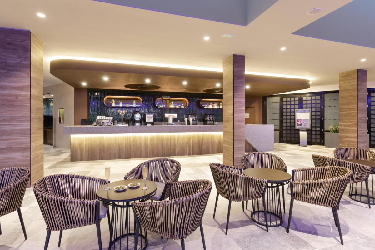 El salón o zona de bar de Hotel Riu Paraiso Lanzarote - All Inclusive