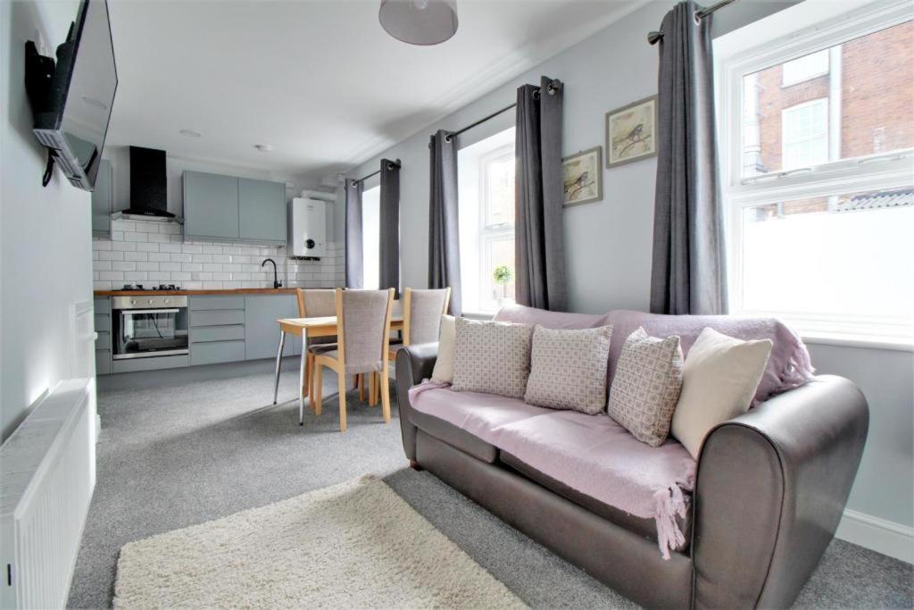 Nelson By The Docks Serviced Apartments by Roomsbooked - Housity
