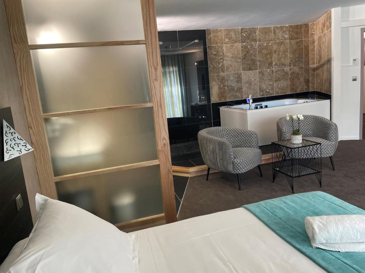 Un ou plusieurs lits dans un hébergement de l'établissement Logis Hotel Restaurant SPA Les Oliviers