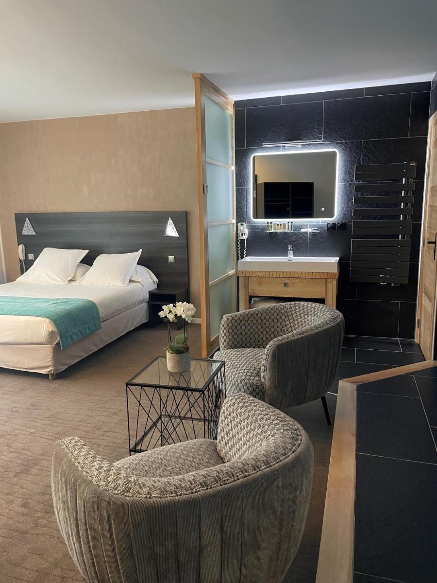 Un ou plusieurs lits dans un hébergement de l'établissement Logis Hotel Restaurant SPA Les Oliviers