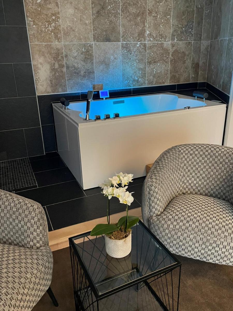 Photo de la galerie de l'établissement Logis Hotel Restaurant SPA Les Oliviers, à Loriol-sur-Drôme