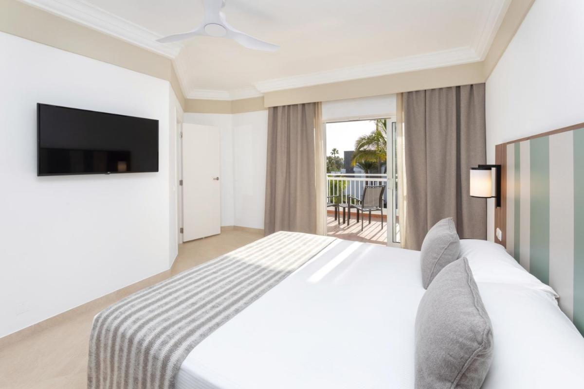 Cama o camas de una habitación en Hotel Riu Paraiso Lanzarote - All Inclusive