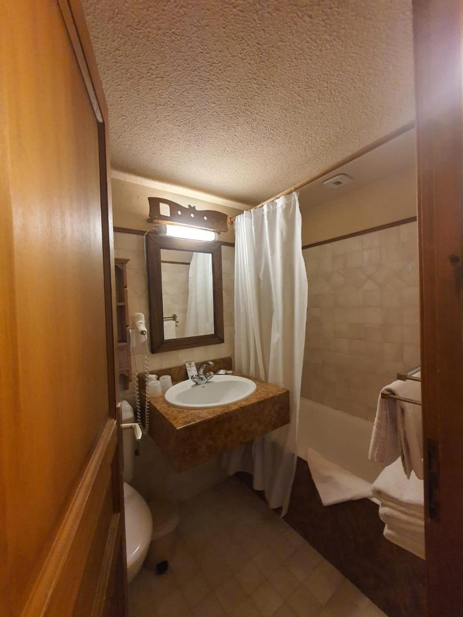 Salle de bains dans l'établissement Café-Hôtel Le Morillon, Domaine du Grand Massif-Samoëns