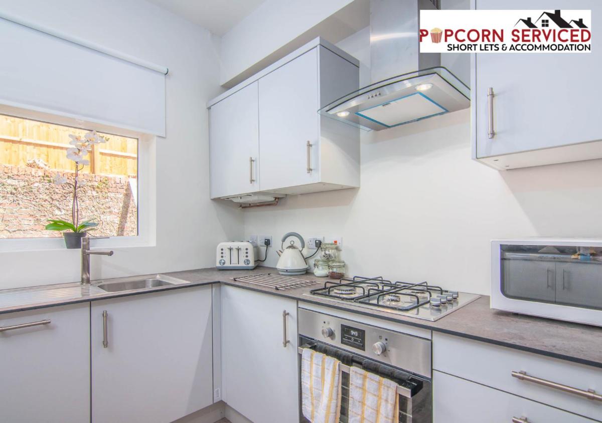 Monthly OFF - 6 Guest - 4 Beds - Free Parking by Popcorn Serviced Short Lets & Accommodation High Wycombe - Housity