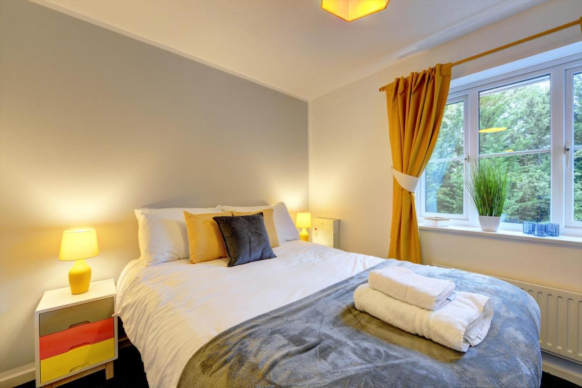 Modern 2 Bed House Sleeps 6 Southam Town Centre - Inspire Homes Ltd - Housity