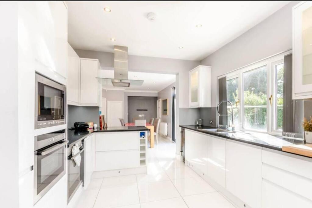 Luxury House in Pinner, 30 min to Central London!! - Housity