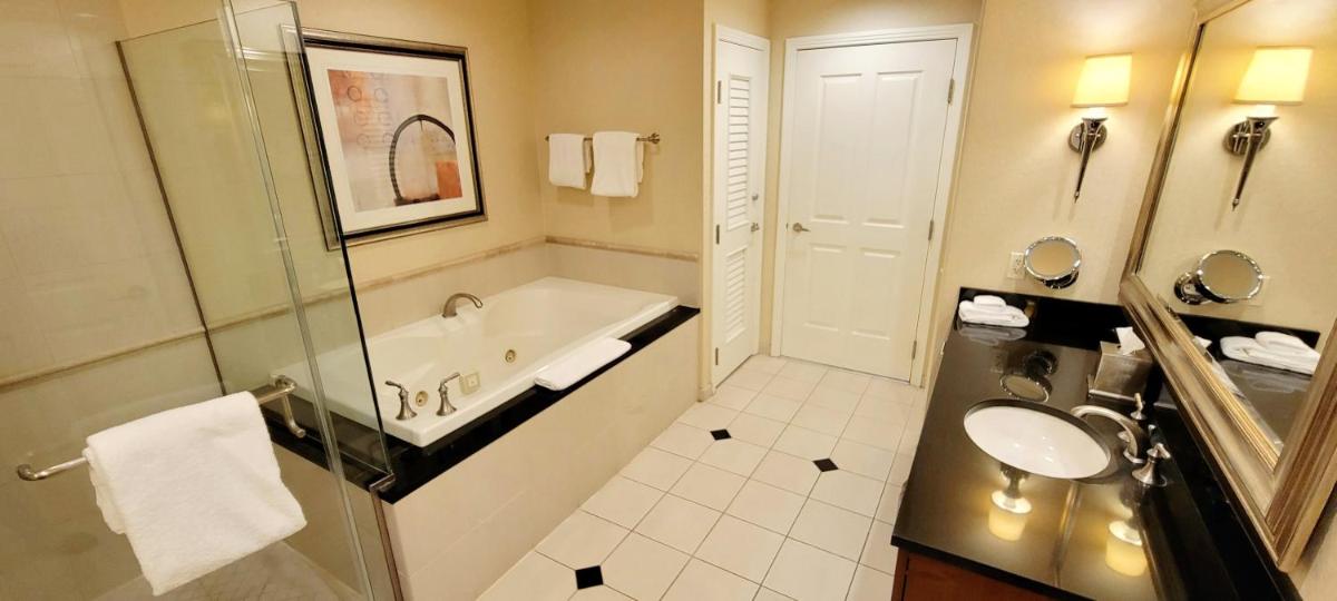 Awesome The Signature MGM condo with Strip view. No resort fee! - Housity
