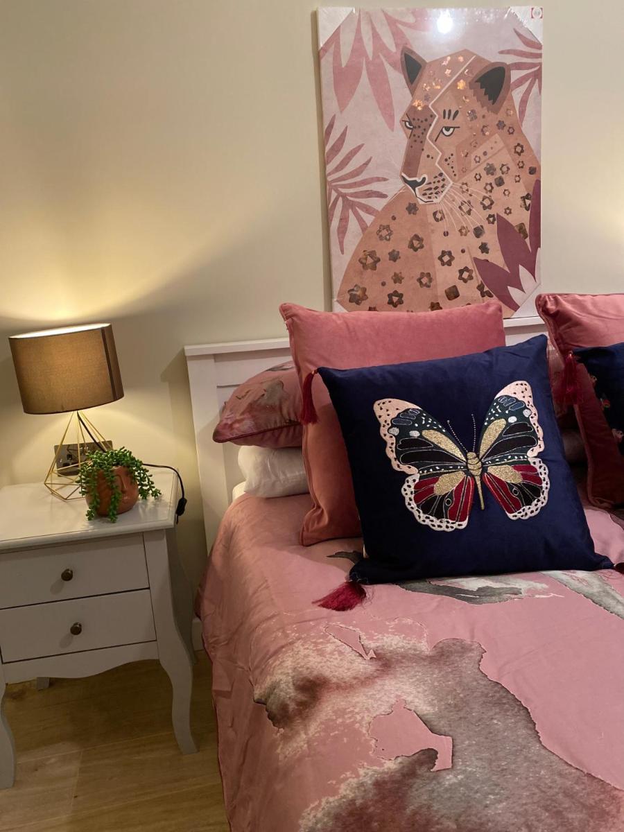 Lovely 3 bed with jacuzzi, close to airport, driveway, wifi - Housity