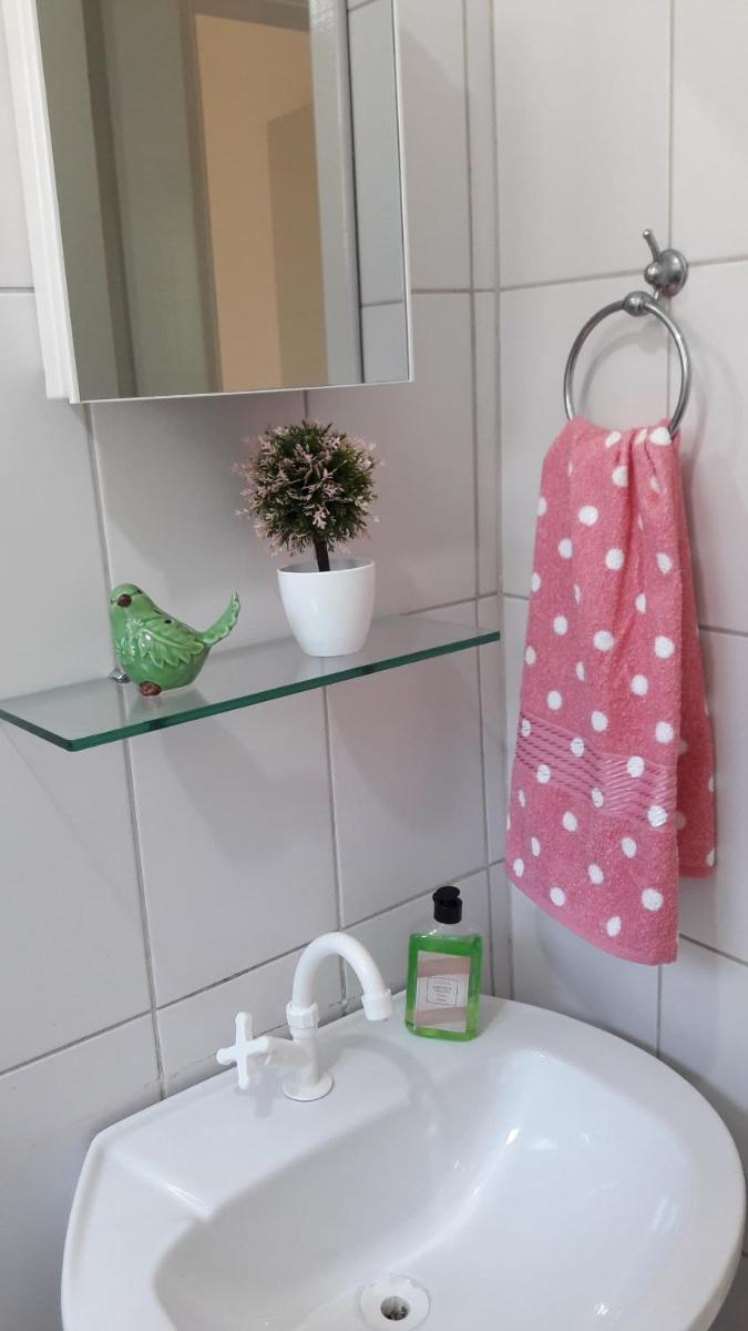 Apartamento TOP em CRICIÚMA-SC - ótimo CUSTO-BENEFÍCIO - Cozinha completa - Cama Box - WiFI - Smart TV - Apps YouTube - NetFlix - Amz Prime - Garagem - Portaria Digital 24h - Lugar sossegado e arborizado - Acomoda até 5 pessoas - Housity