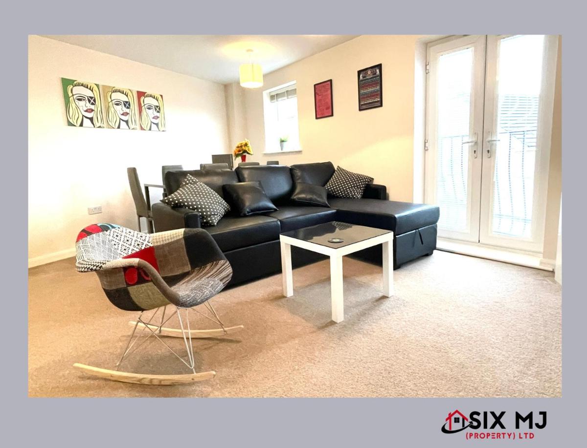 Chichele House, sleeps 8, Nr Rushden Lakes, allocated parking, corporate welcome - Housity