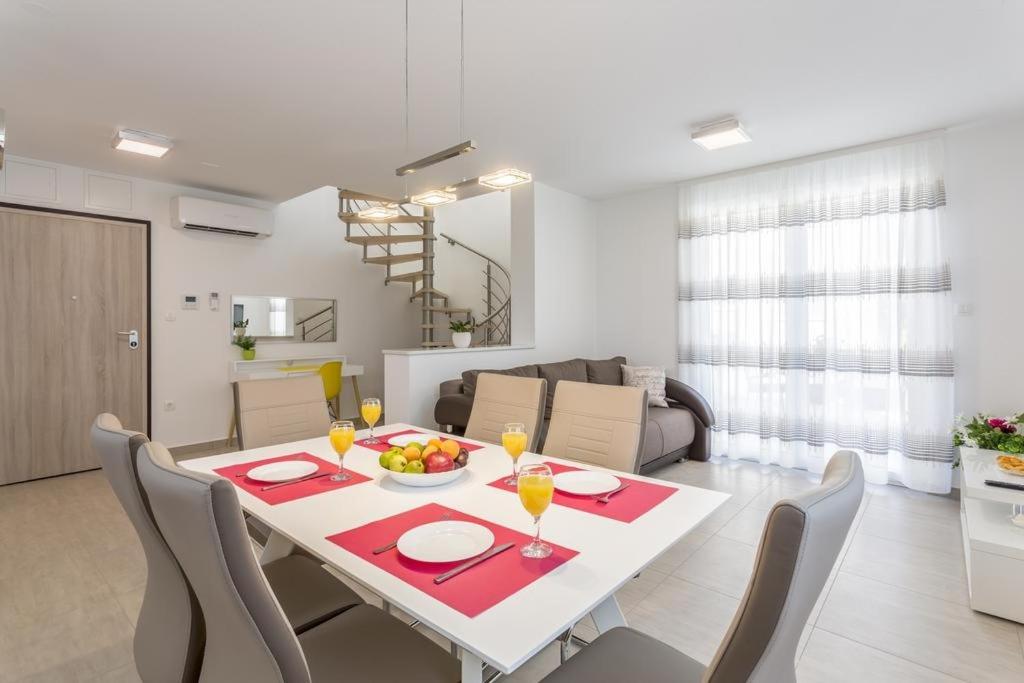 Apartment in Podstrana-Sv Martin with sea view, terrace, air conditioning, WiFi 4777-1 - Housity