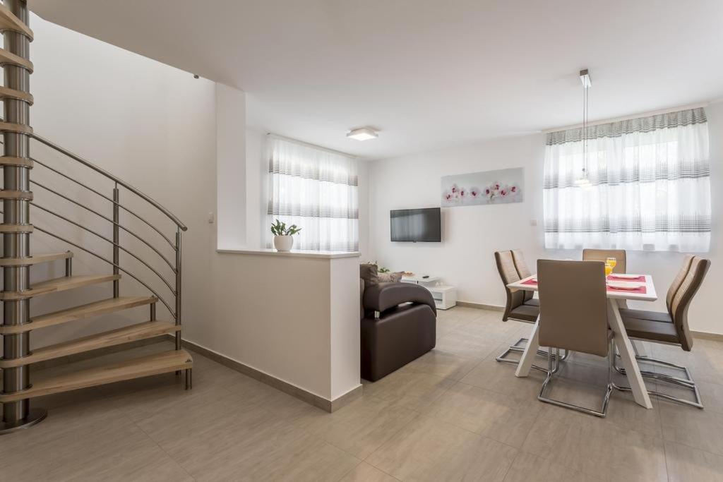 Apartment in Podstrana-Sv Martin with sea view, terrace, air conditioning, WiFi 4777-1 - Housity