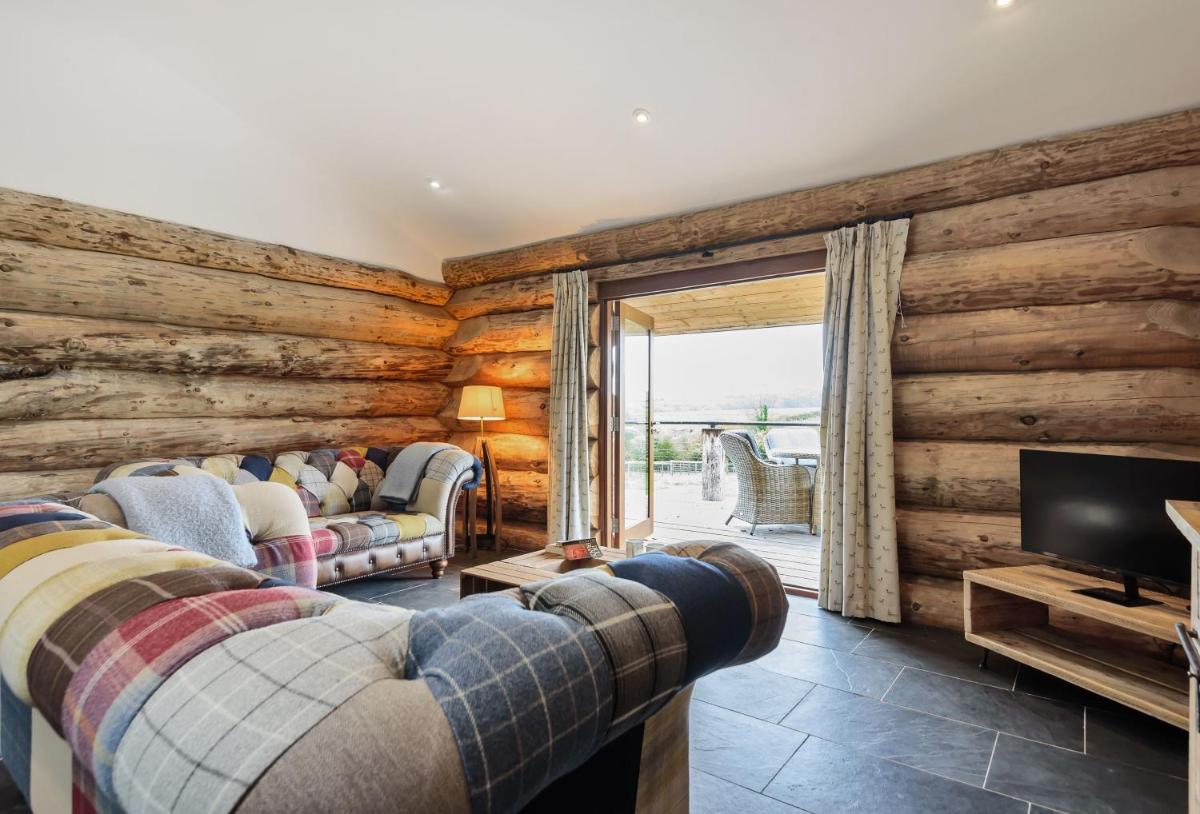 The Log Cabin - Housity