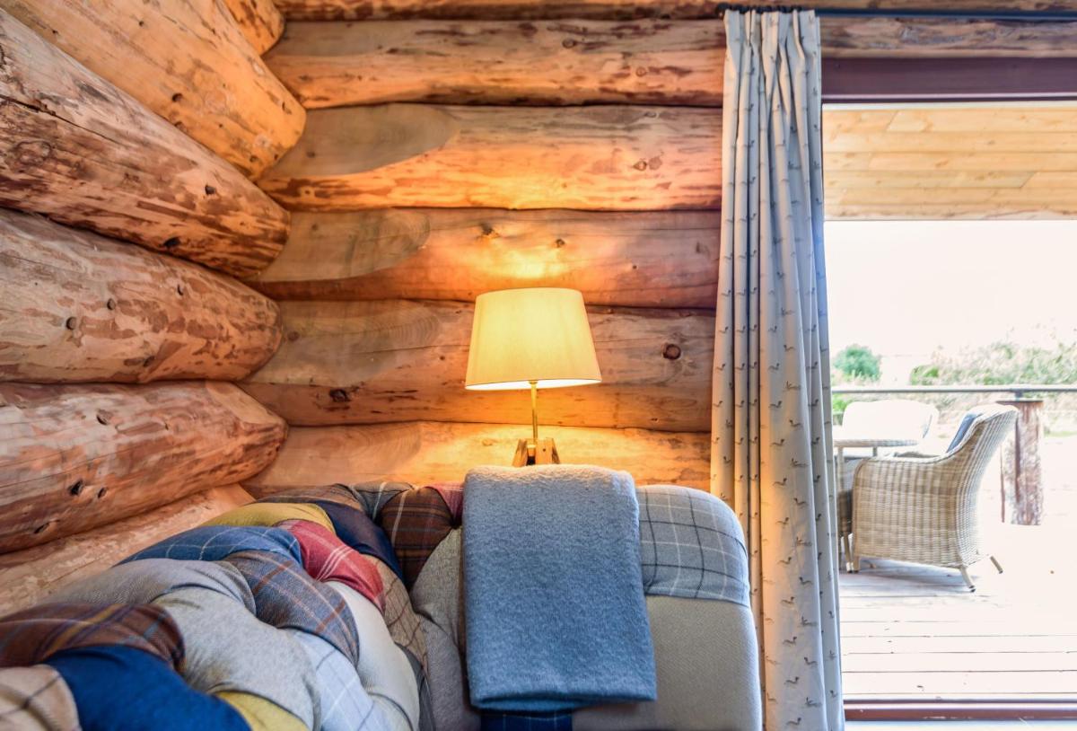 The Log Cabin - Housity